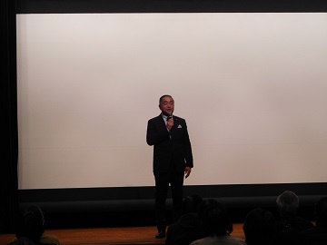 あいさつをする様子
