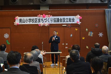 あいさつをする様子