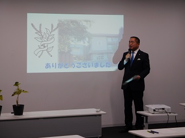 生徒の発表への講評をする様子