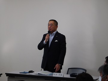 あいさつをする様子