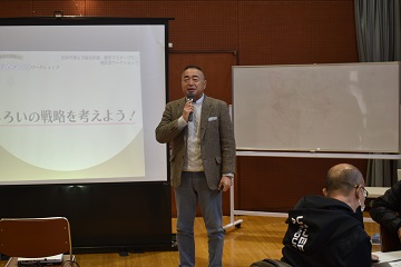 スライドを用いて、ワークショップの説明をする様子
