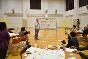 スライドを用いて、ワークショップの説明をする様子