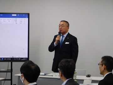あいさつをする様子
