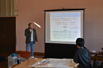 スライドを用いて、ワークショップについての説明をする様子
