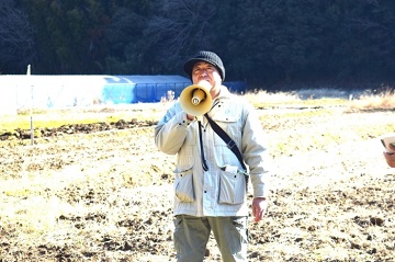 あいさつをする様子