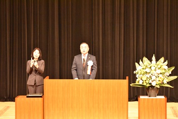 あいさつをする様子