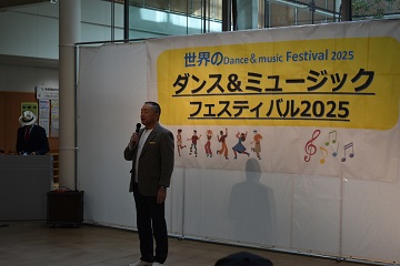 あいさつをする様子