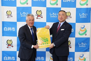 贈呈式での記念撮影