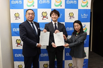 答申の際の記念撮影