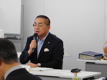 あいさつをする様子