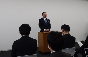 職員へお話をする様子