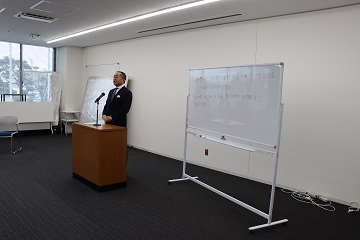 職員に向けてお話をする様子