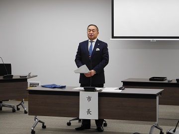 あいさつをする様子