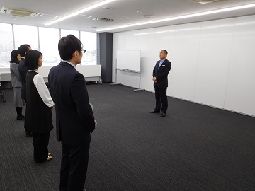 職員に向けてお話をする様子