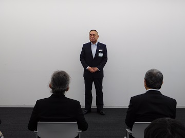 職員に向けてお話をする様子