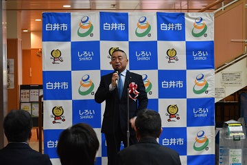 あいさつをする様子
