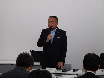 あいさつをする様子