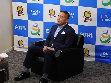 インタビューを受ける様子