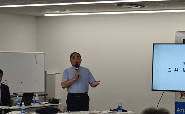 あいさつをする様子