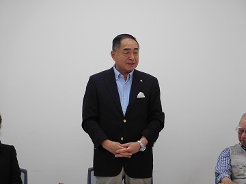 あいさつをする様子