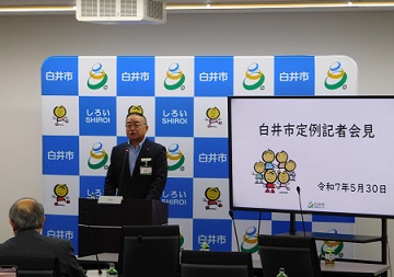定例記者会見の様子