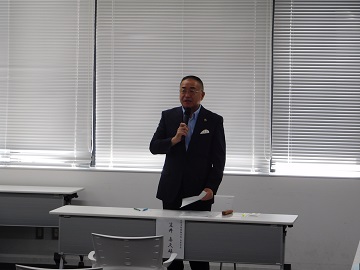 あいさつをする様子