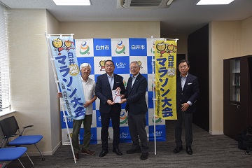 梨マラソン協賛品を受け取る様子