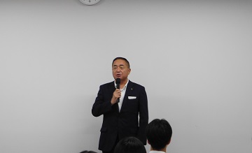 あいさつをする様子