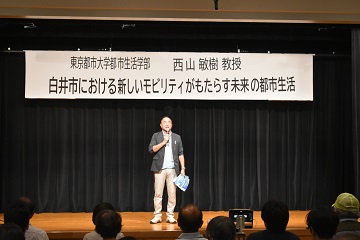 あいさつをする様子