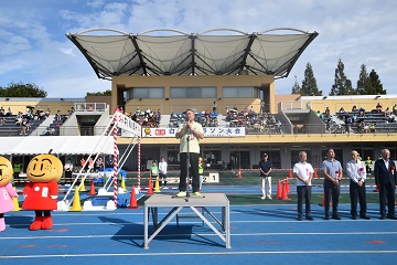 開会式であいさつをする様子