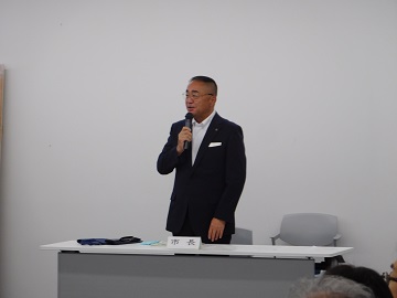 あいさつをする様子