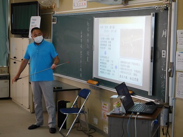 投影した資料をを使用し授業を行う様子