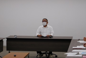 あいさつをする様子