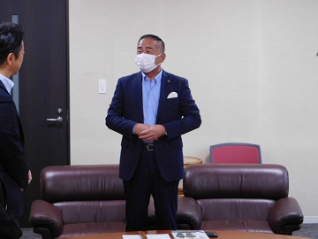 あいさつをする様子