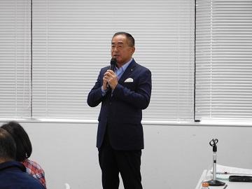 あいさつをする様子