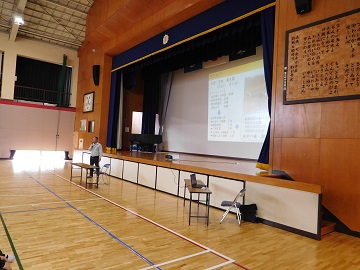 投影した資料を使用し授業を行う様子