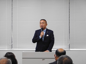 あいさつをする様子