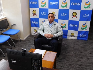 オンラインで会議に参加する様子