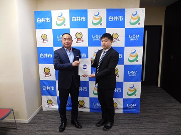 要望書を受け取る様子