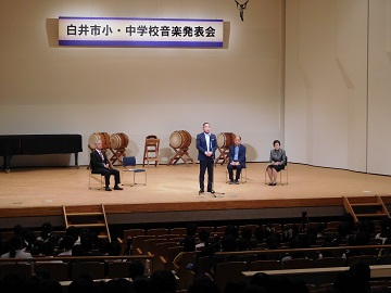 あいさつをする様子