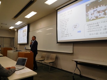 モニターを使用し授業を行う様子