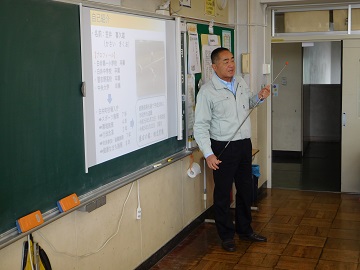 モニターを使用し授業を行う様子