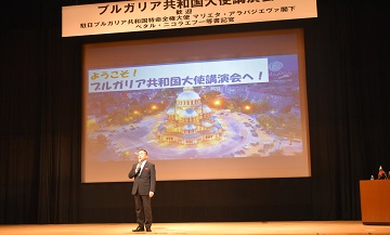 舞台上であいさつをする様子