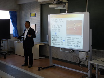 モニターを使用し授業を行う様子