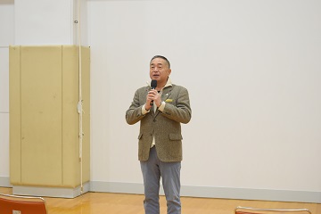 あいさつをする様子