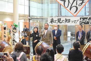 あいさつをする様子