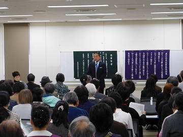 あいさつをする様子