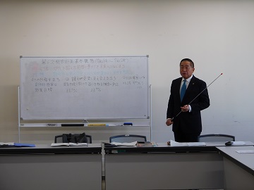 ホワイトボードを使用し、総合計画についての説明を行う様子