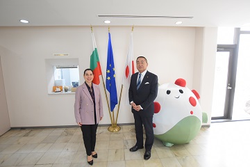 大使館へ訪問した際の記念撮影