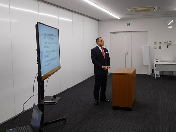 職員に年始の挨拶をする様子